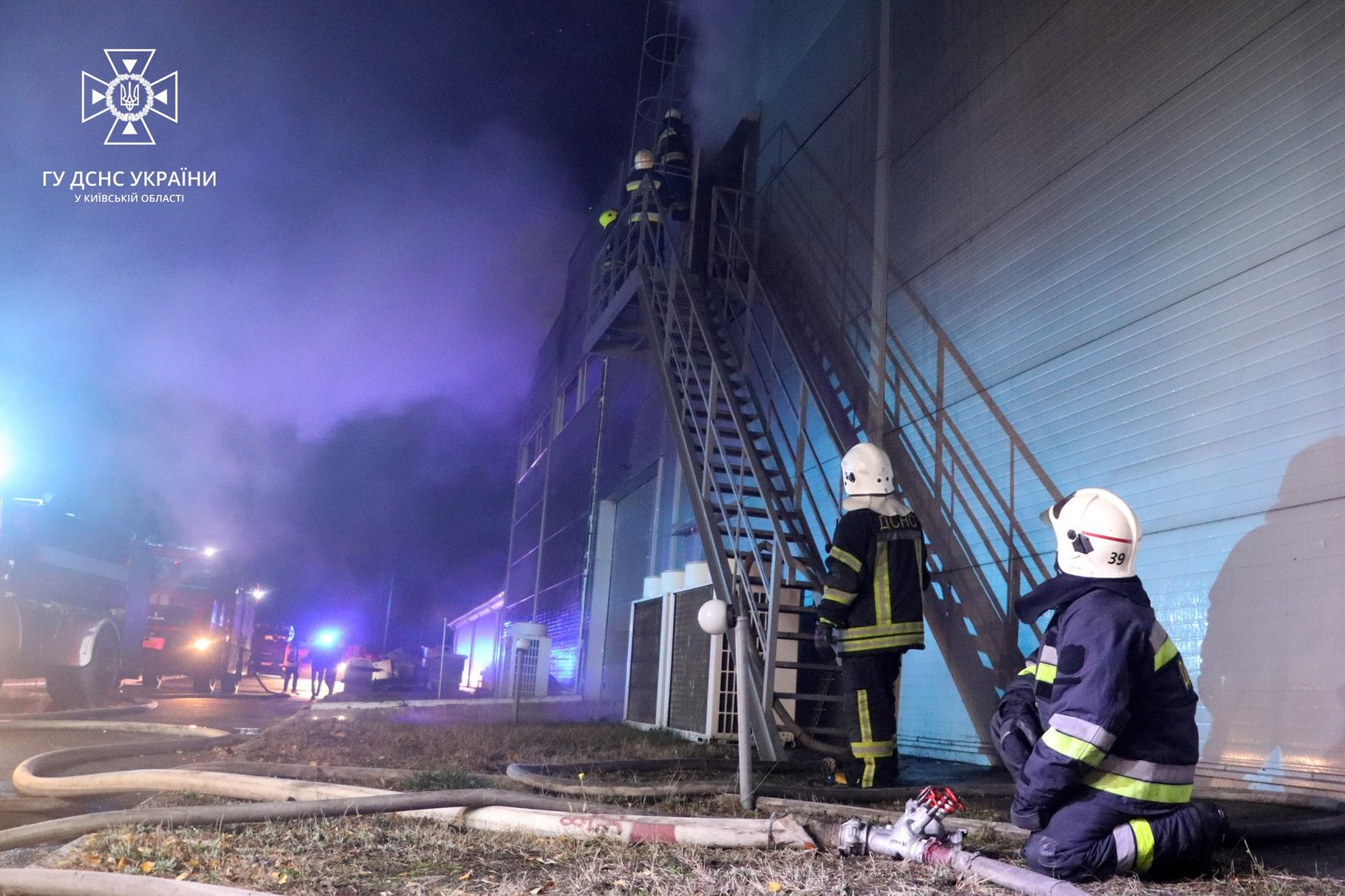 На Київщині сталася масштабна пожежа: горіли склади 8