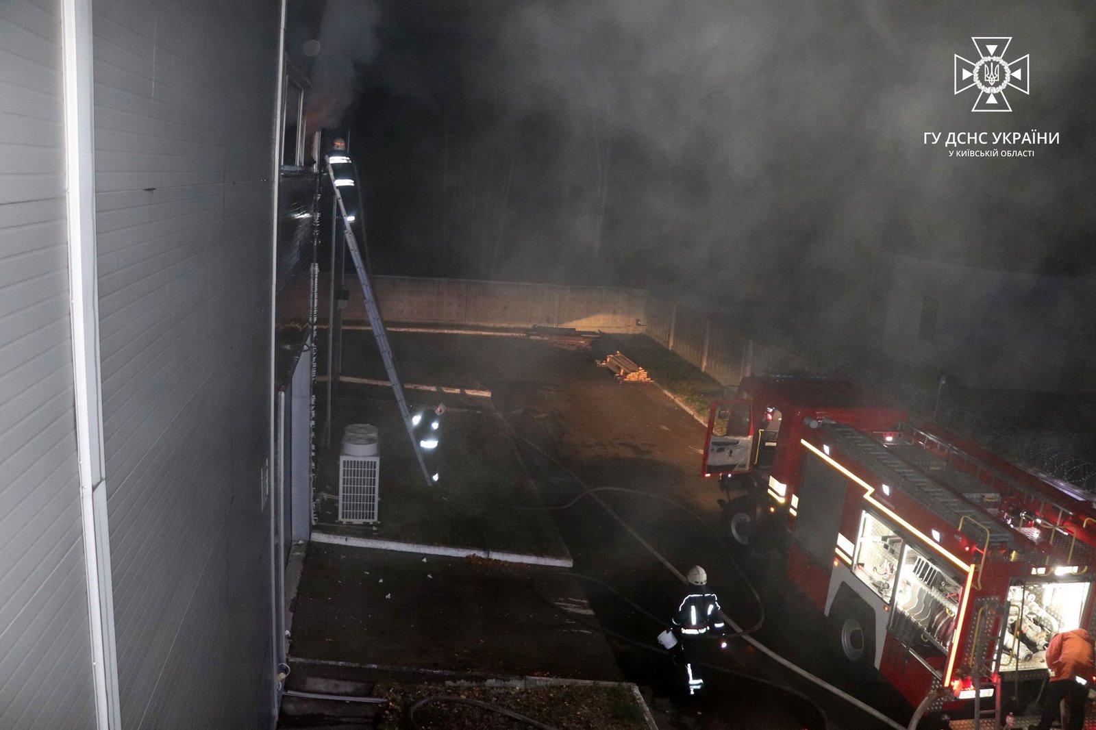 На Київщині сталася масштабна пожежа: горіли склади 9