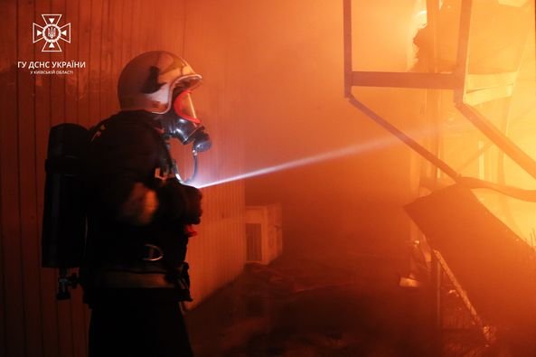 На Київщині сталася масштабна пожежа: горіли склади 10