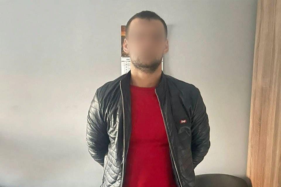 На Київщині водій Daewoo збив неповнолітню та втік з місця ДТП: дівчинка померла у швидкій 3