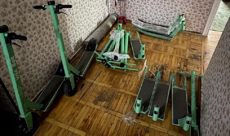 У Києві затримали серійного крадія електросамокатів 2
