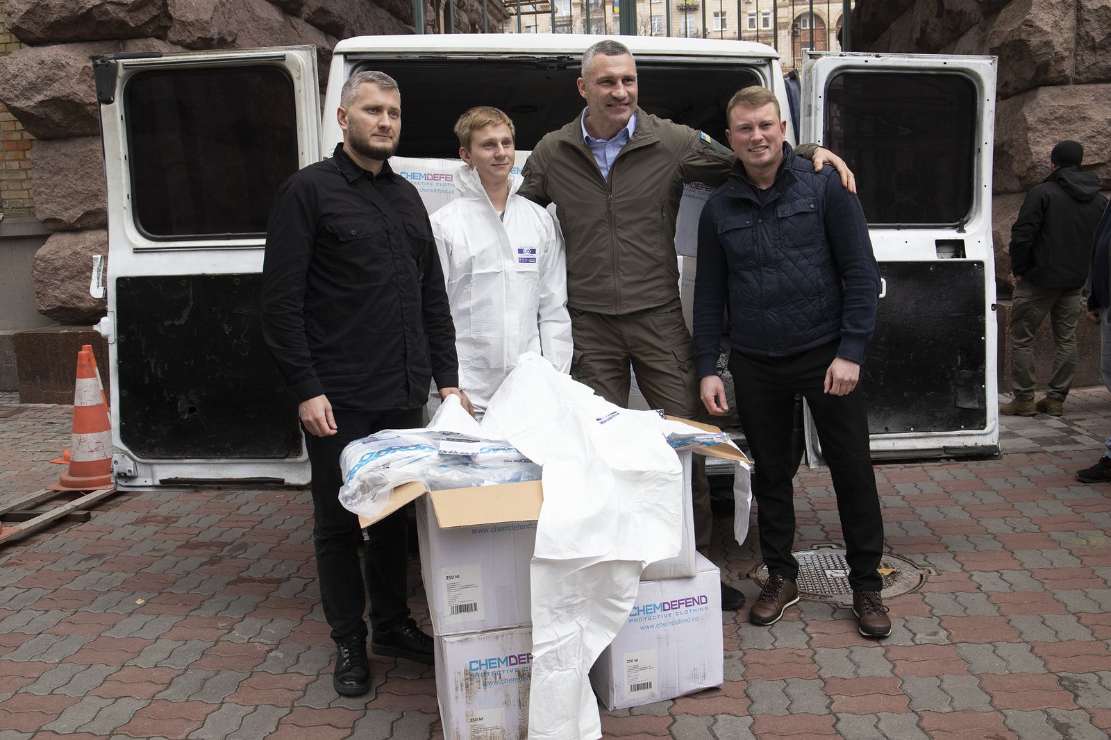 Києву передали 1000 високотехнологічних захисних комбінезонів: від хімічної, радіаційної та біологічної загроз 1