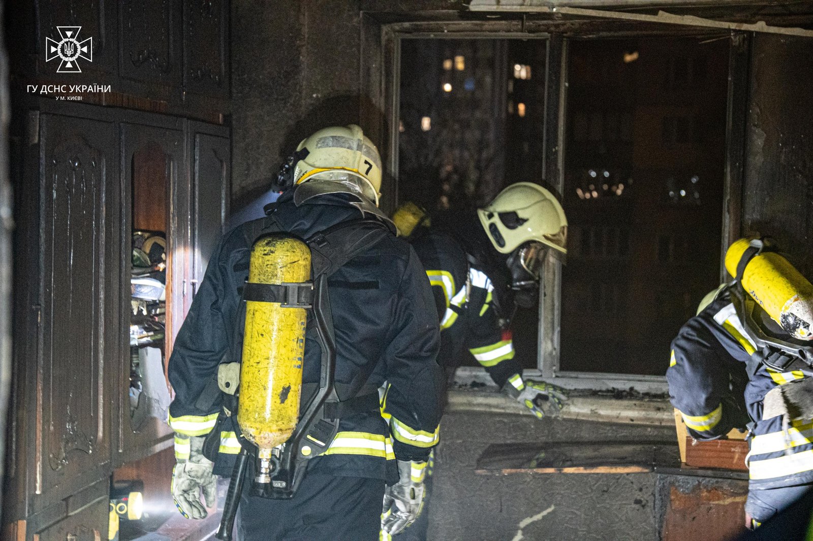 У Києві з палаючої квартири врятували жінку 1