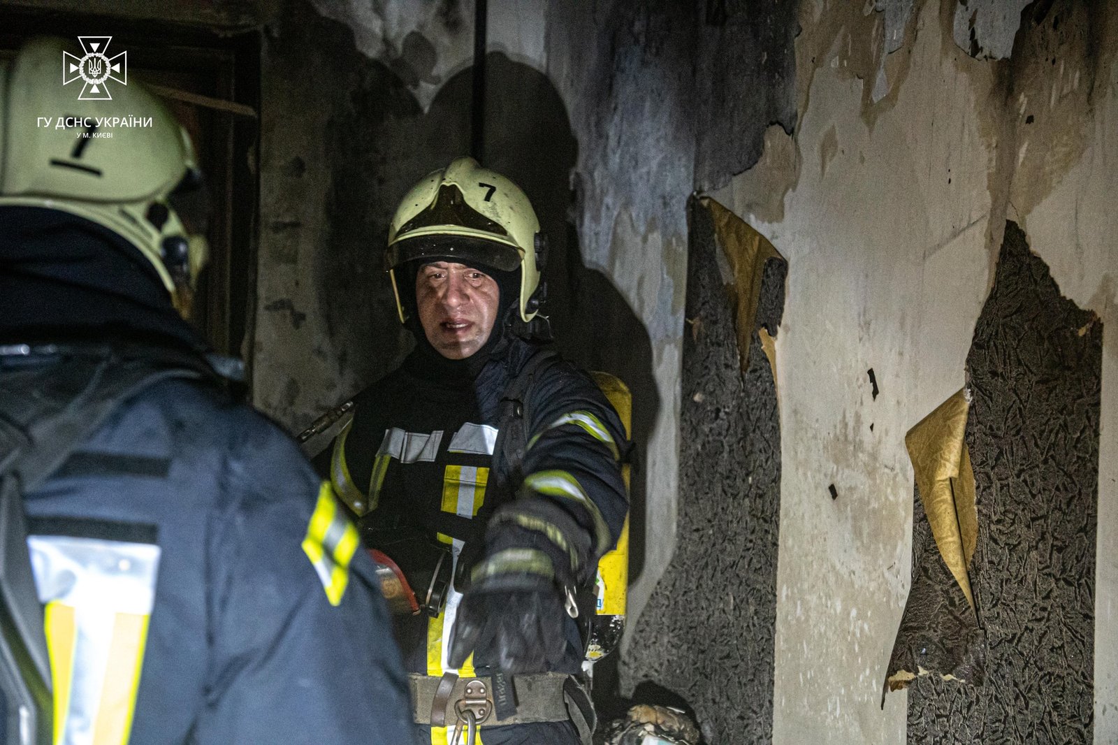 У Києві з палаючої квартири врятували жінку 2