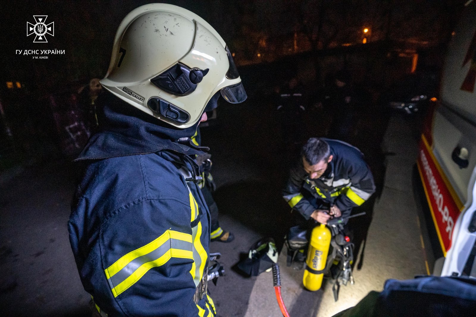 У Києві з палаючої квартири врятували жінку 3