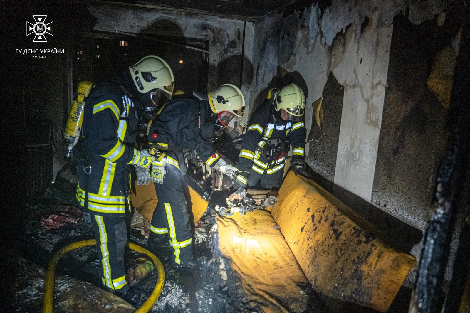 У Києві з палаючої квартири врятували жінку 4