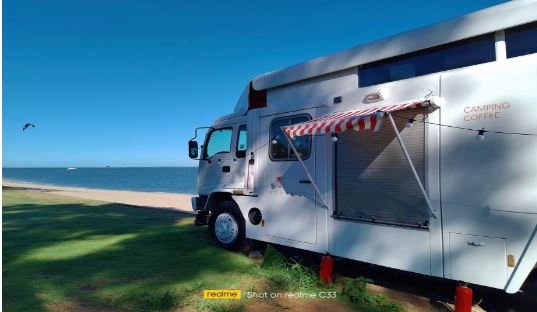 Зберігайте ще більше важливого. Рекордно багато місця в нових бюджетних смартфонах від realme. Зустрічайте — realme C30s та  realme С33 — королі вбудованої пам’яті.\ 7