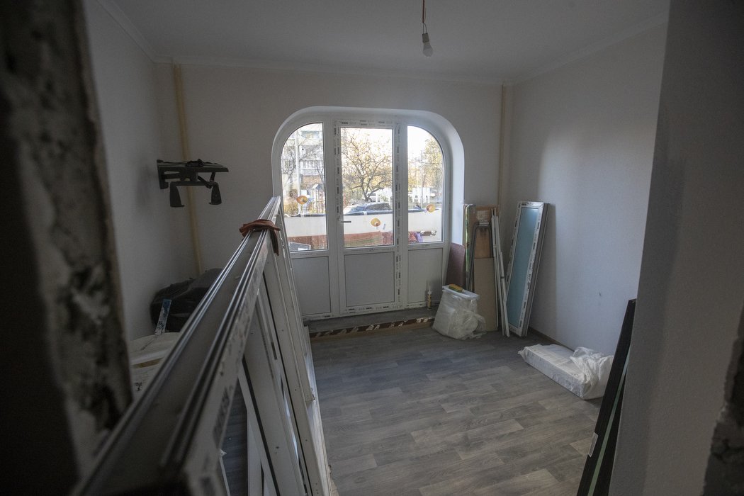 У Києві відбудовують зруйновані ракетними ударами будівлі: що зробили в будинках на Ірпінській та проспекті Свободи 1