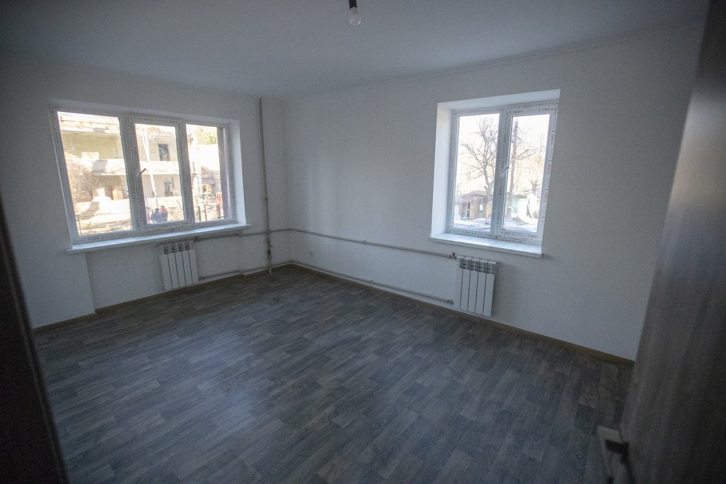 У Києві відбудовують зруйновані ракетними ударами будівлі: що зробили в будинках на Ірпінській та проспекті Свободи 3