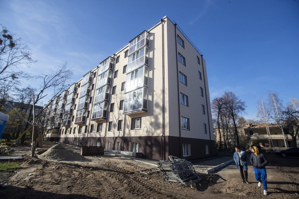 У Києві відбудовують зруйновані ракетними ударами будівлі: що зробили в будинках на Ірпінській та проспекті Свободи 4