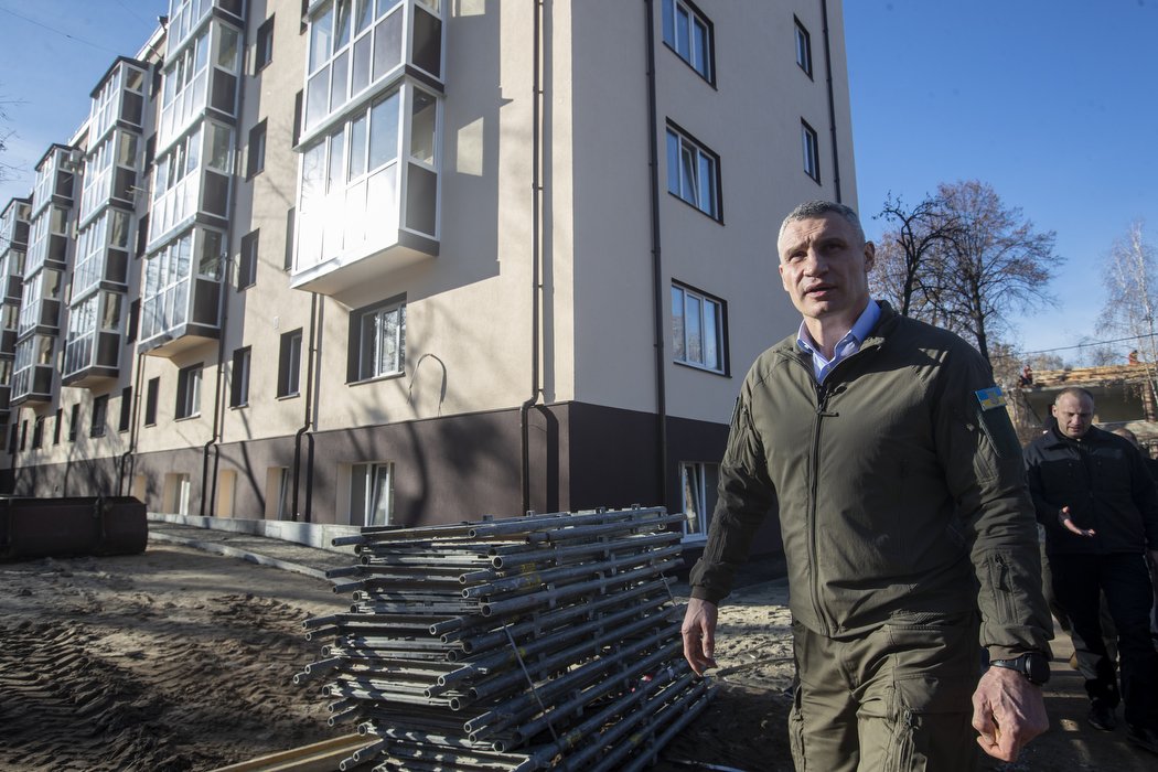 У Києві відбудовують зруйновані ракетними ударами будівлі: що зробили в будинках на Ірпінській та проспекті Свободи 6