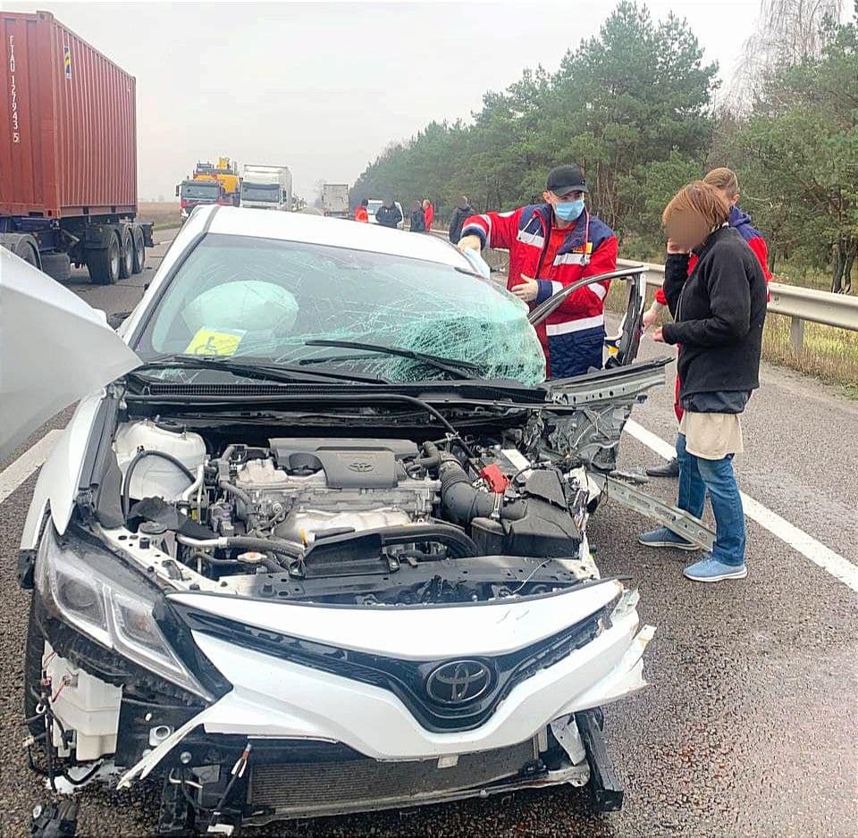 На Київщині Toyota влетіла в три вантажівки 1
