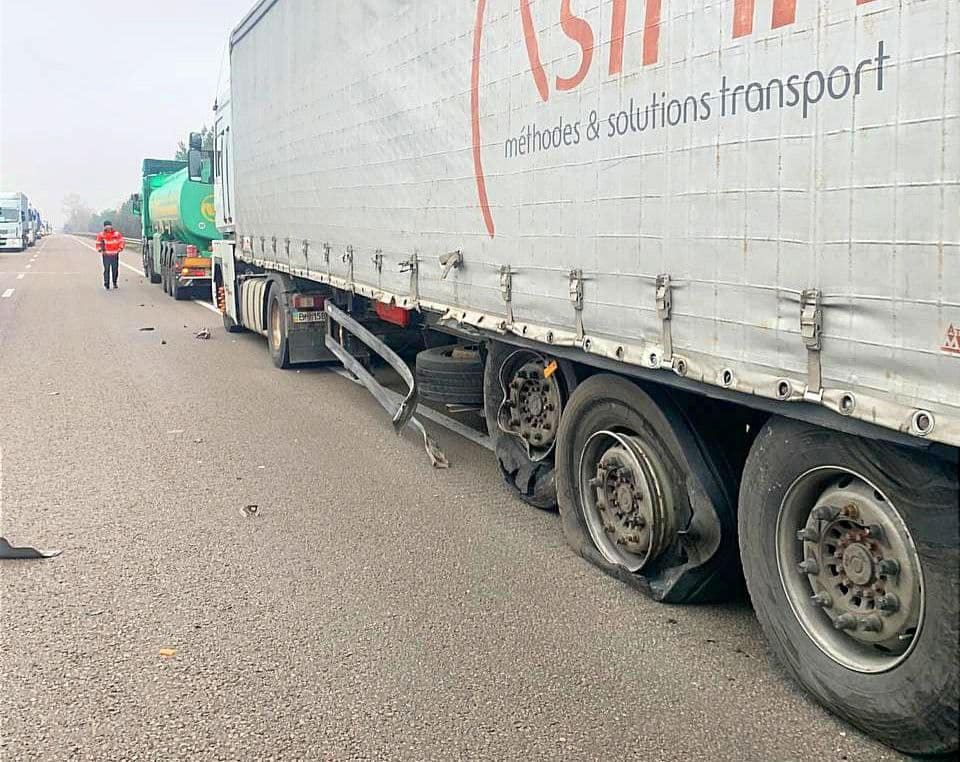 На Київщині Toyota влетіла в три вантажівки 3