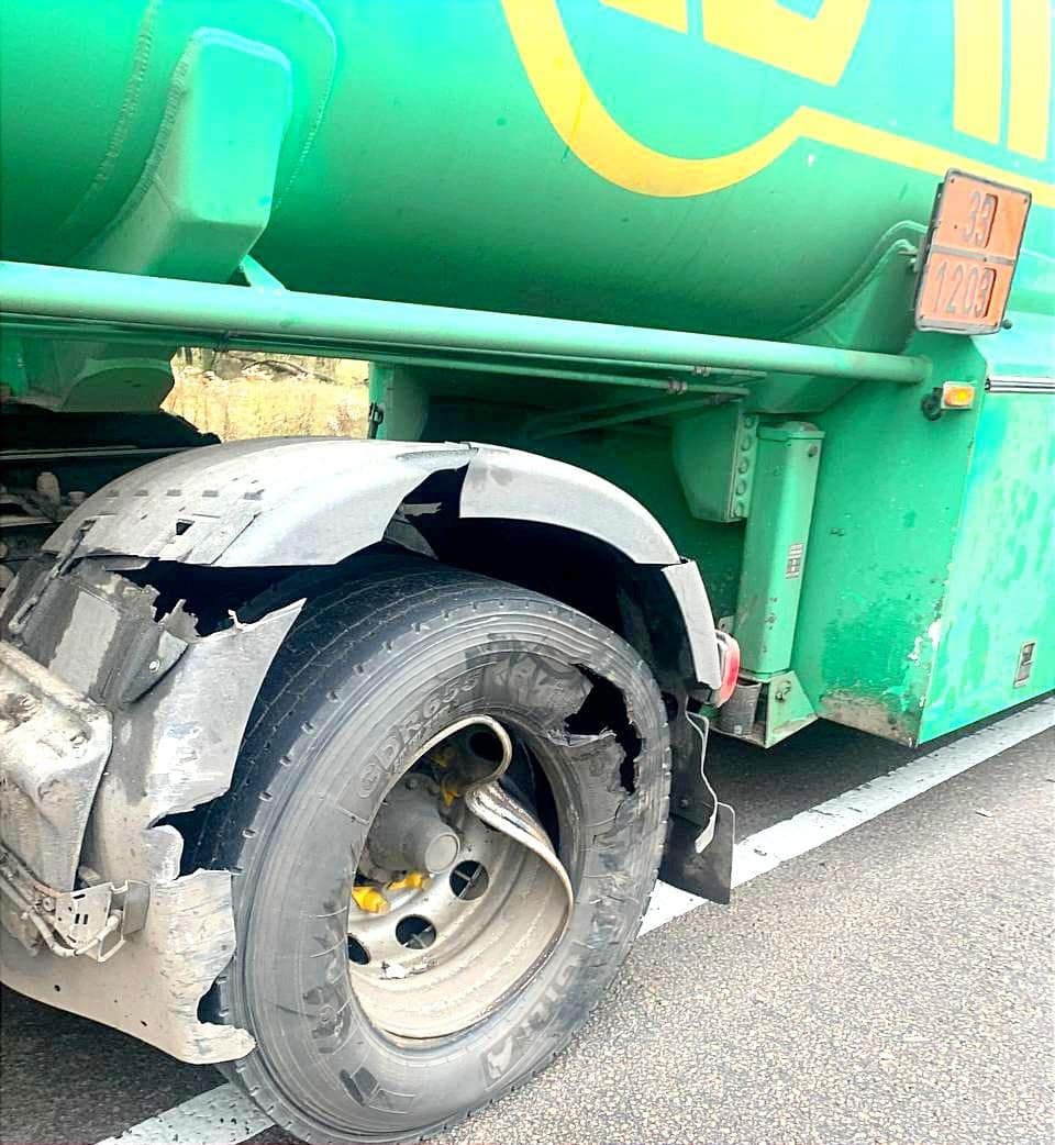 На Київщині Toyota влетіла в три вантажівки 4