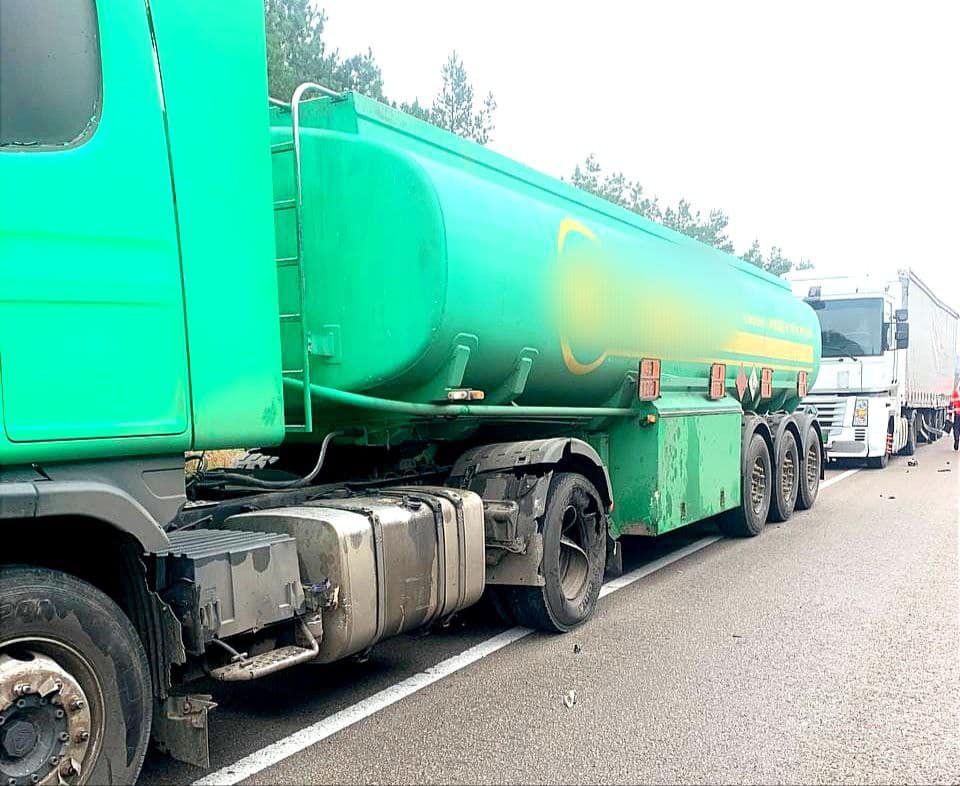 На Київщині Toyota влетіла в три вантажівки 5