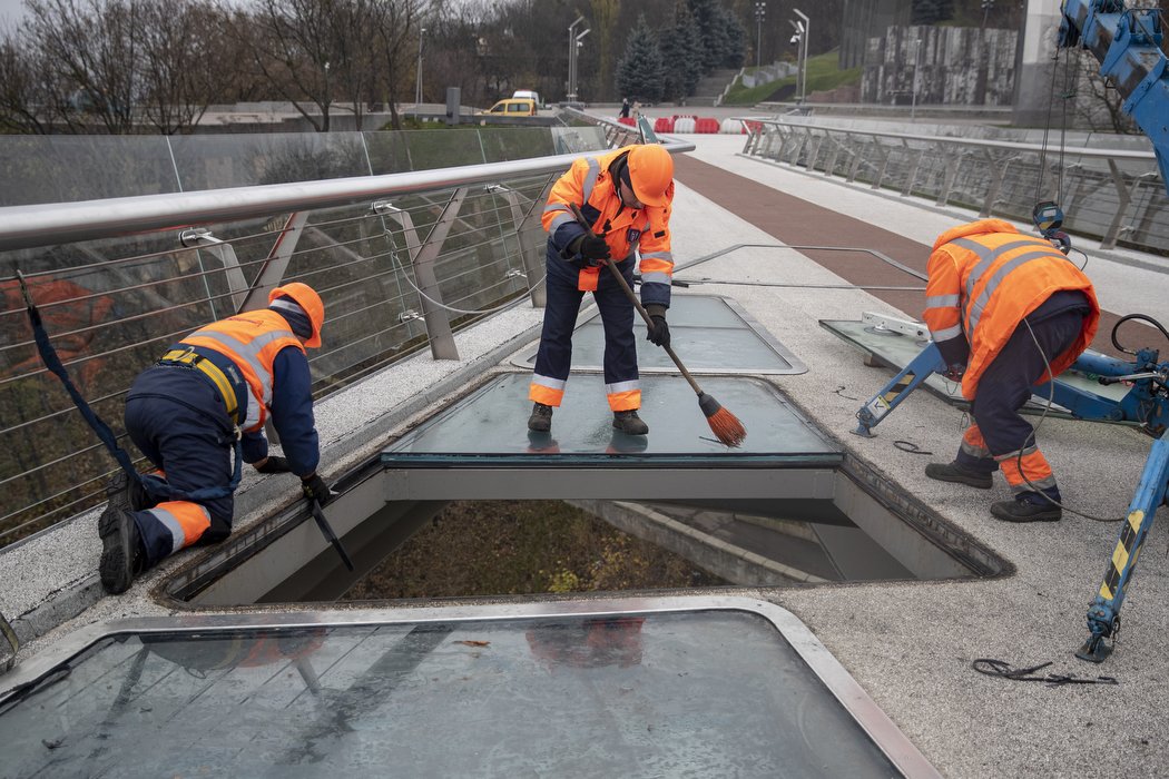 У Києві на мосту Кличко замінили скло, пошкоджене вибухом ракети 1