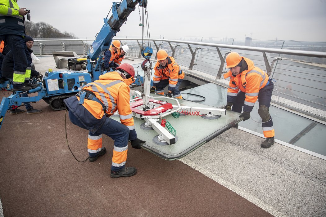 У Києві на мосту Кличко замінили скло, пошкоджене вибухом ракети 4