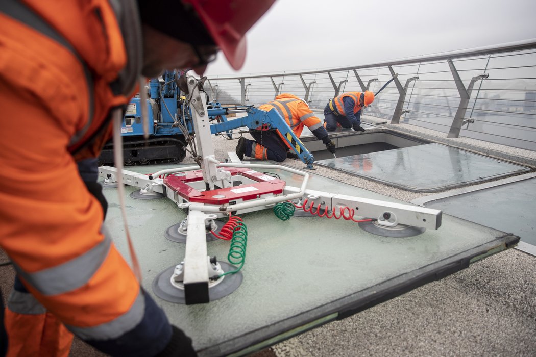 У Києві на мосту Кличко замінили скло, пошкоджене вибухом ракети 5