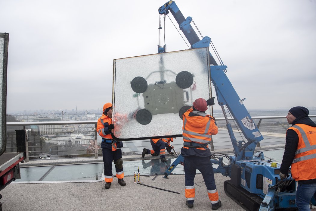 У Києві на мосту Кличко замінили скло, пошкоджене вибухом ракети 6