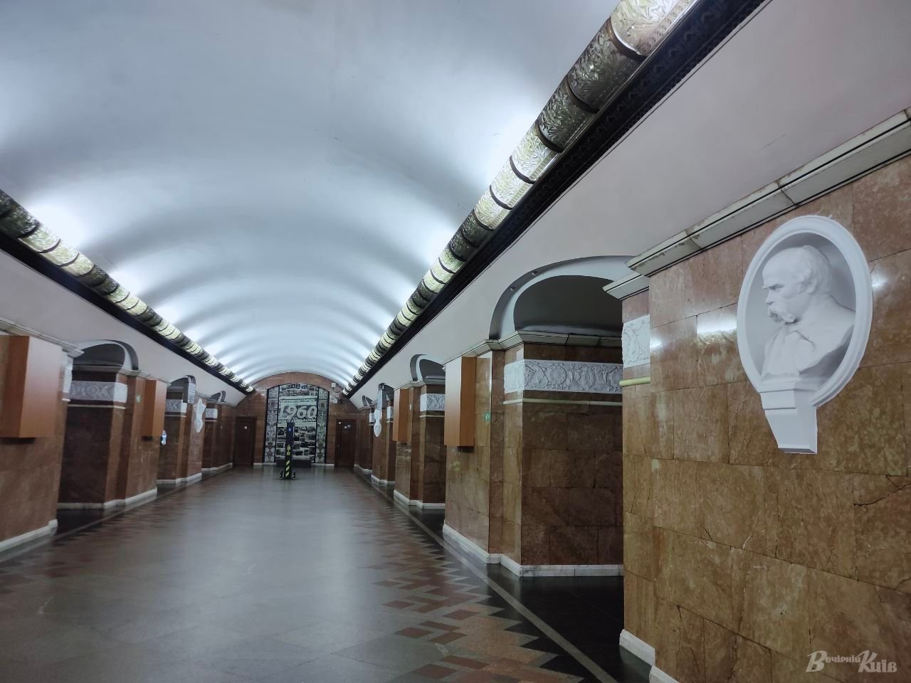 У Києві на станції метро "Університет" приховали бюсти російських діячів 1