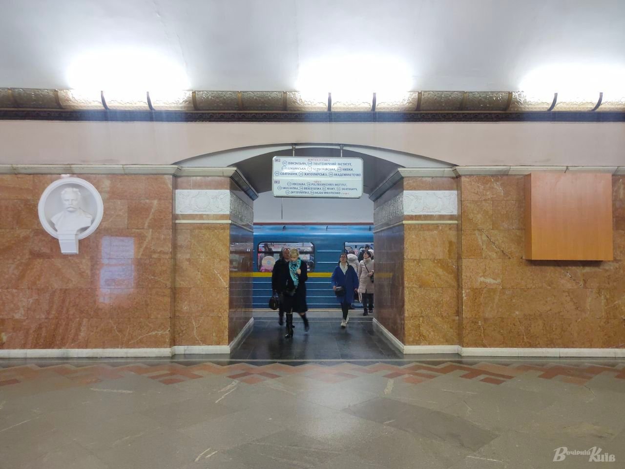 У Києві на станції метро "Університет" приховали бюсти російських діячів 2