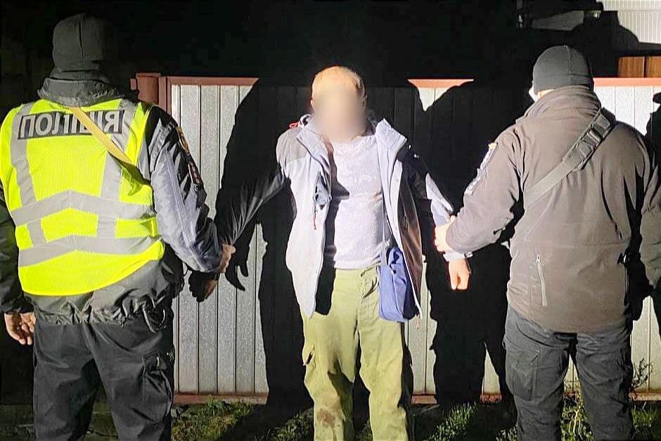 На Київщині чоловік зарізав співмешканку та сам викликав поліцію 3