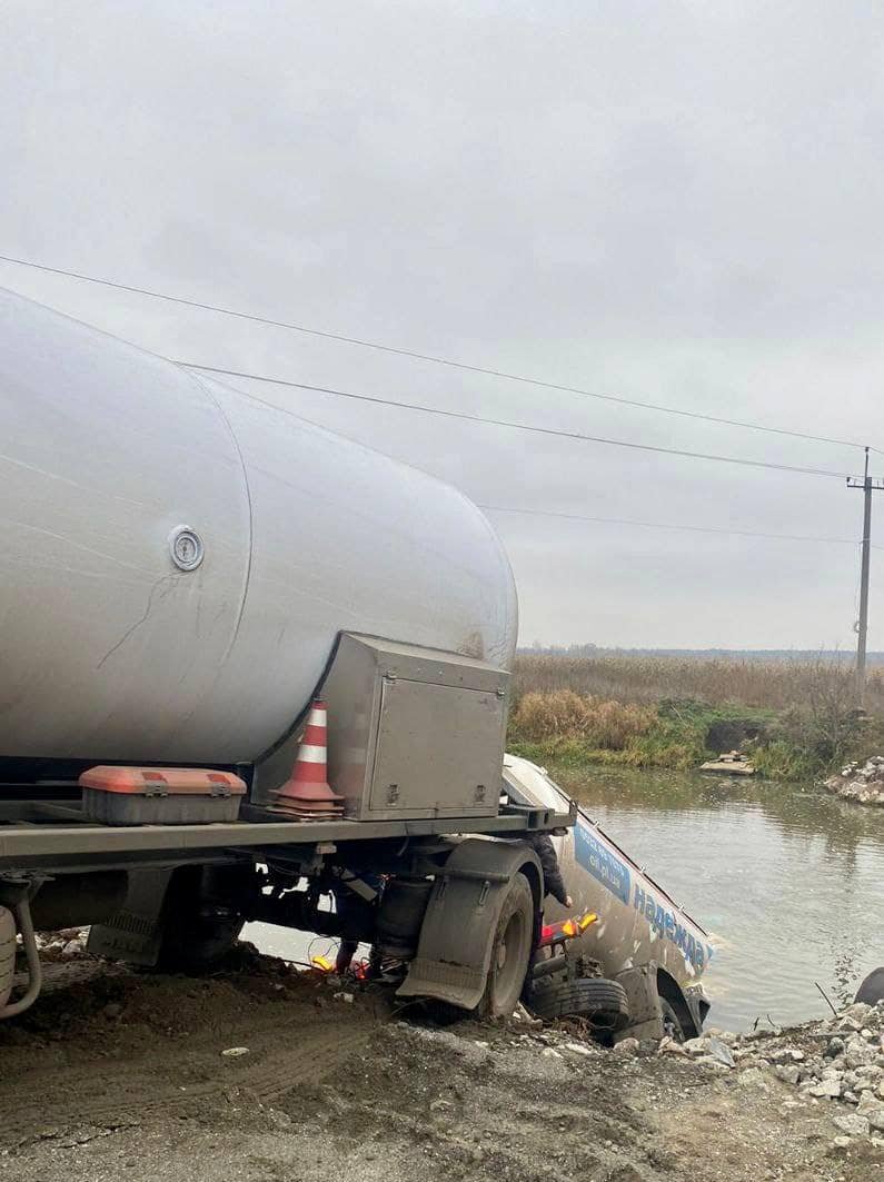 На Київщині вантажівка упала в річку: тіло водія діставали водолази 2