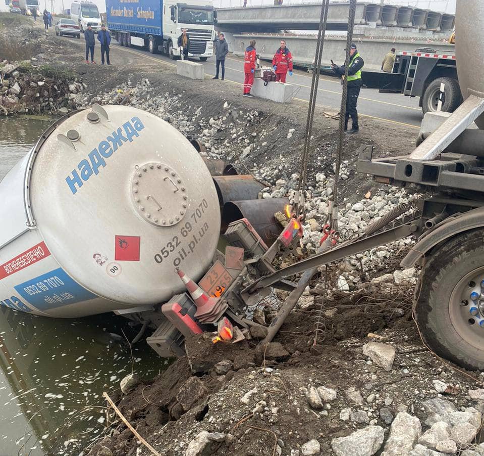 На Київщині вантажівка упала в річку: тіло водія діставали водолази 4