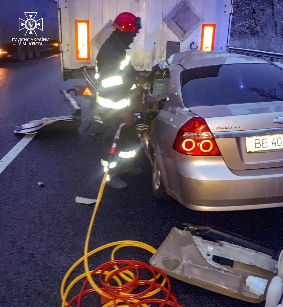 У Києві на Бориспільскому шосе Chevrolet влетів під вантажівку: водія затисло в салоні 1