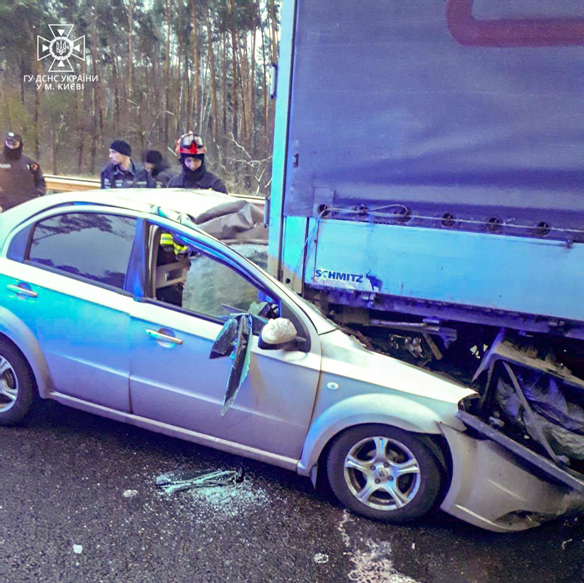 У Києві на Бориспільскому шосе Chevrolet влетів під вантажівку: водія затисло в салоні 2