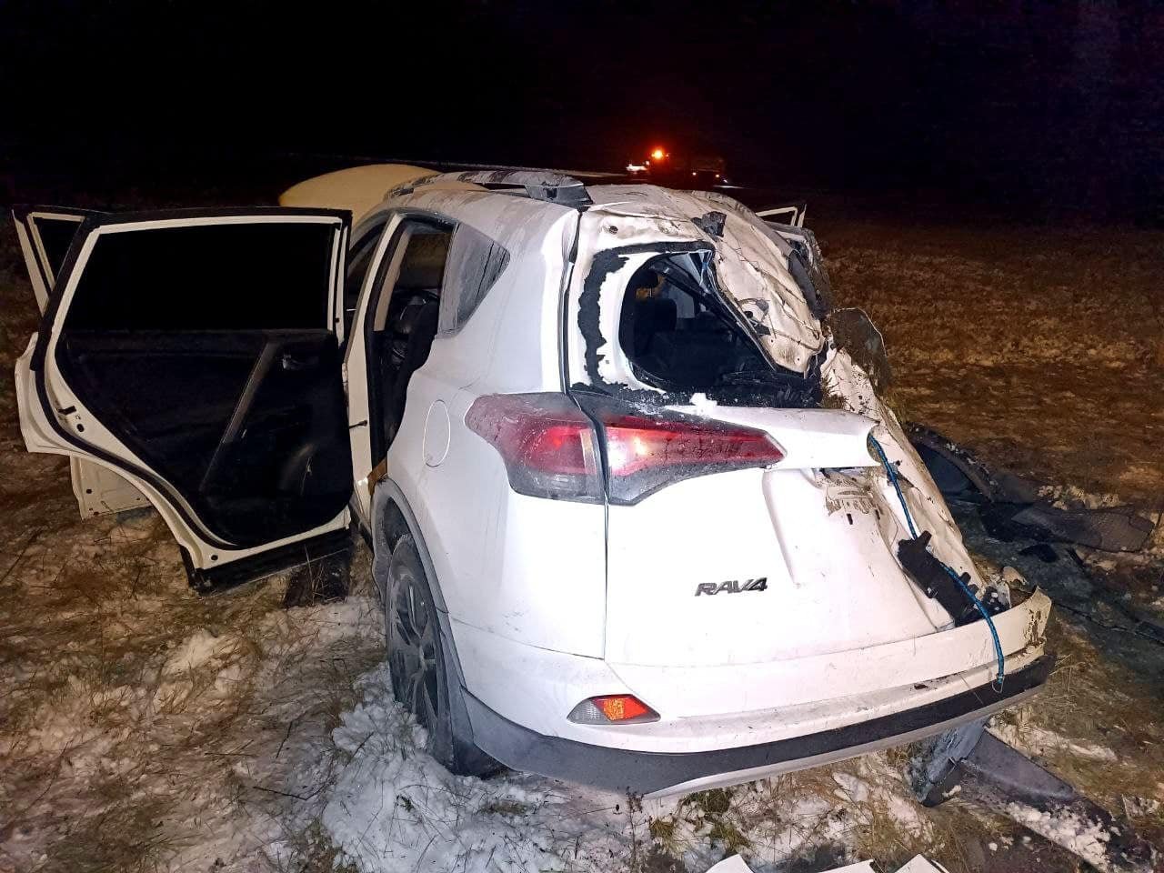 На Київщині водій Toyota не впорався з керуванням та перекинувся на дах 3