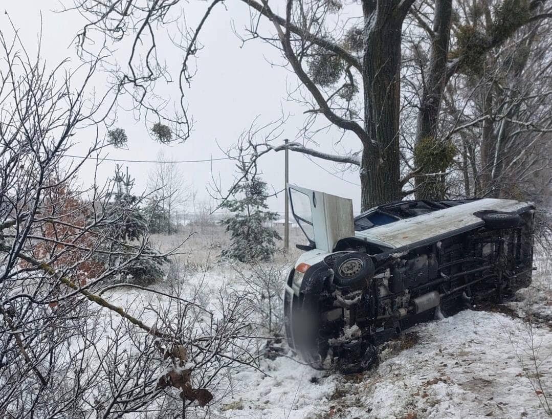 На Київщині маршрутка з пасажирами злетіла в кювет та перекинулась 1