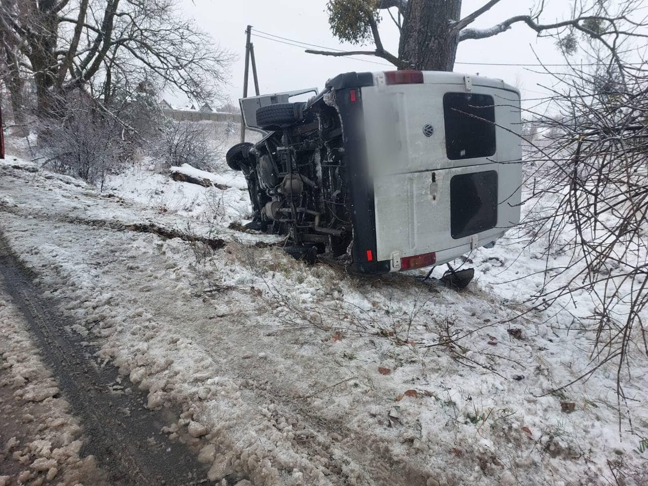 На Київщині маршрутка з пасажирами злетіла в кювет та перекинулась 3