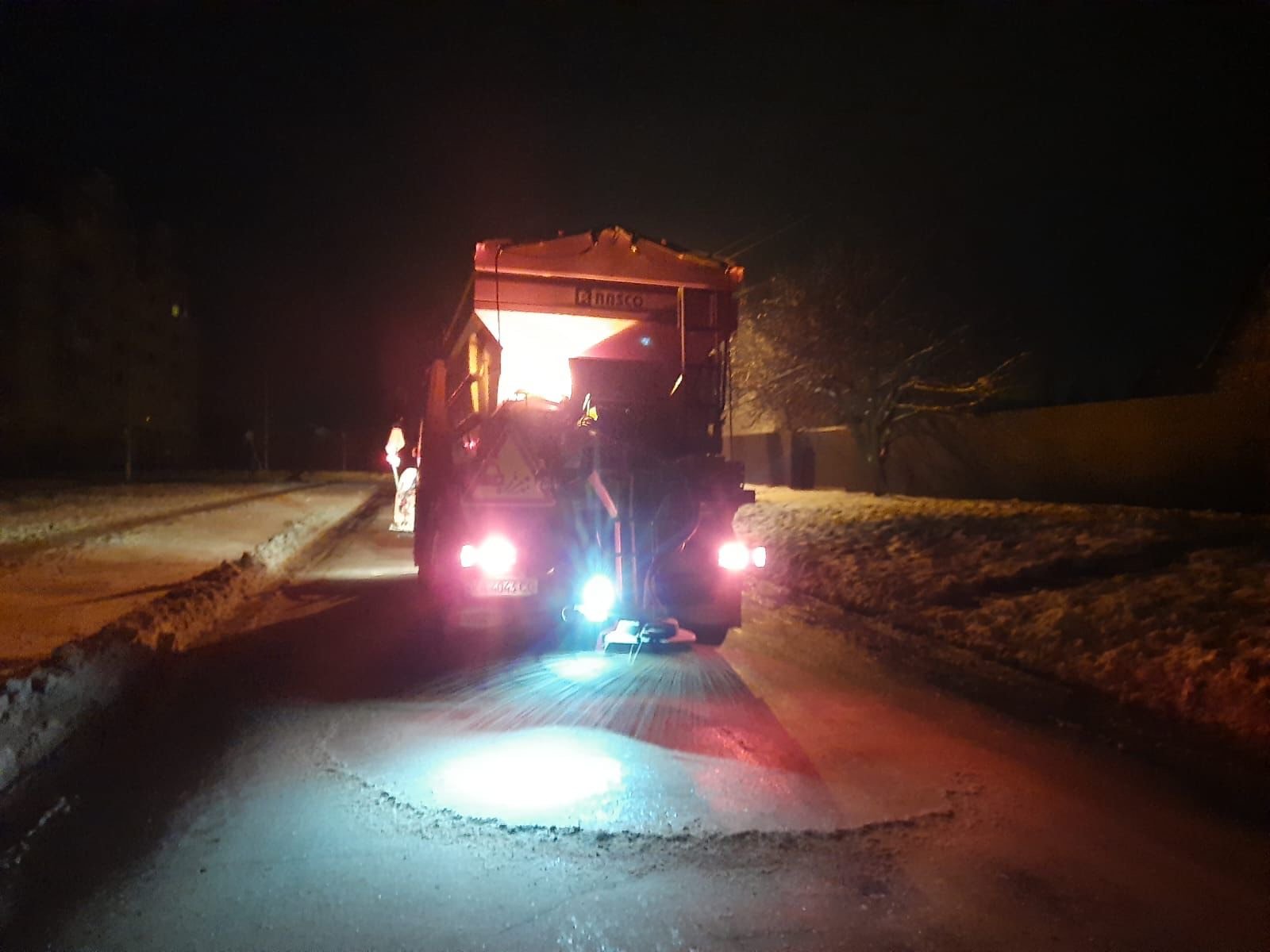 У Києві продовжують обробляти дороги та чистити узбіччя через снігопади 1