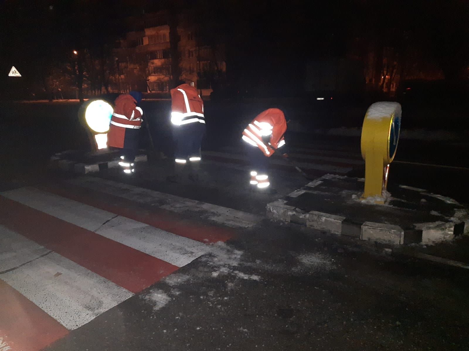 У Києві продовжують обробляти дороги та чистити узбіччя через снігопади 3