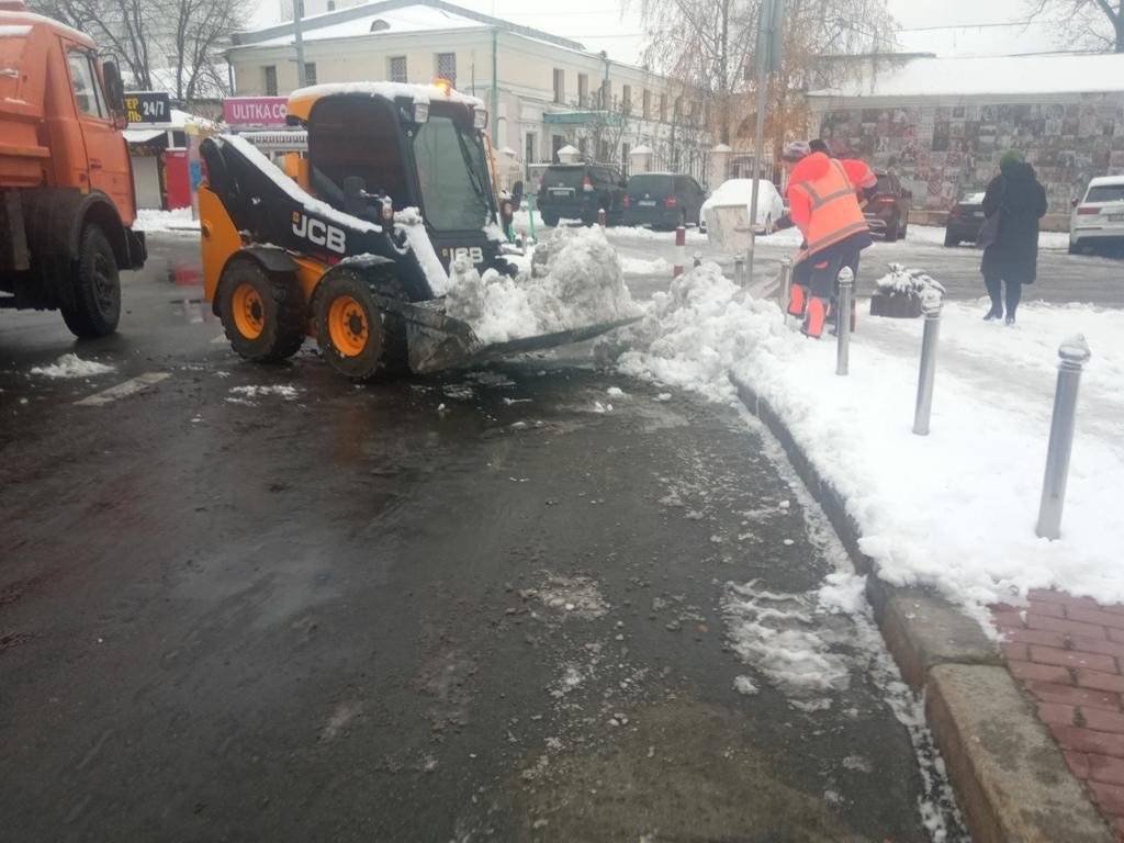 У Києві продовжують обробляти дороги та чистити узбіччя через снігопади 4