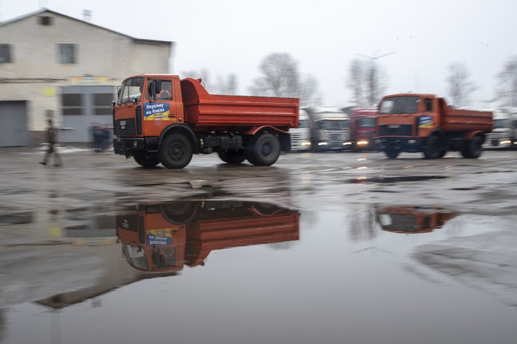 Київ передав звільненому Херсону автобуси, спецтехніку, медичне обладнання, продукти та будматеріали 1