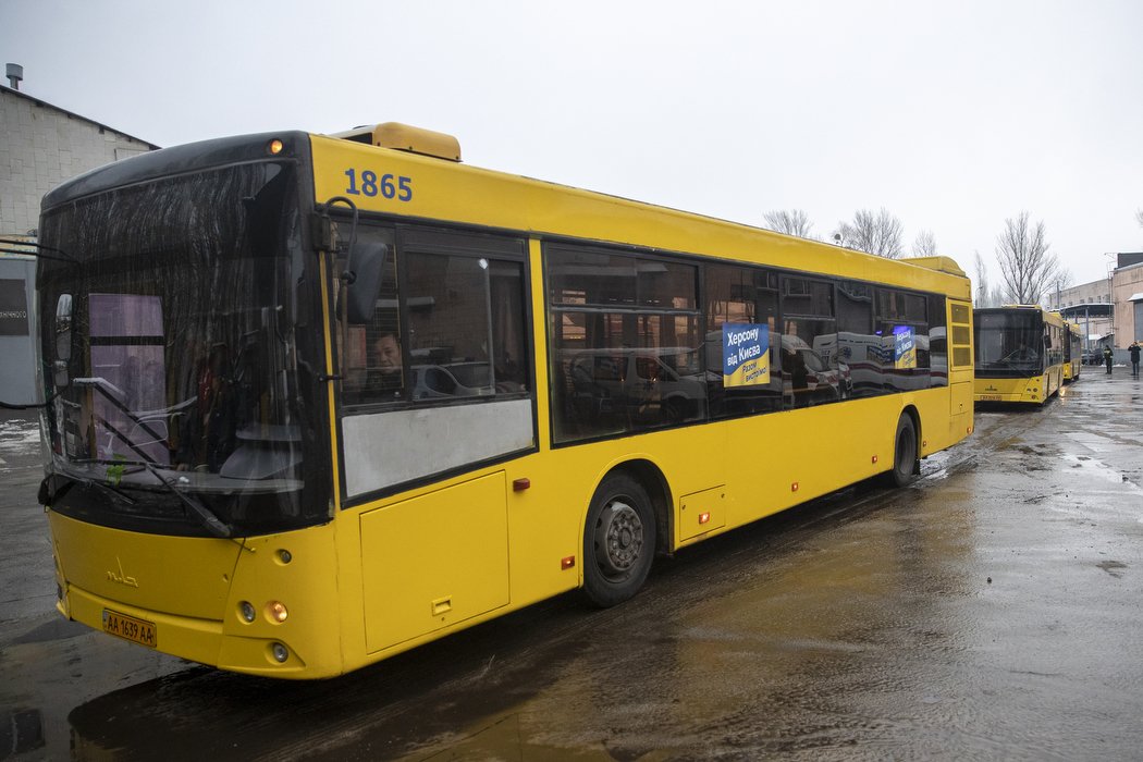 Київ передав звільненому Херсону автобуси, спецтехніку, медичне обладнання, продукти та будматеріали 2