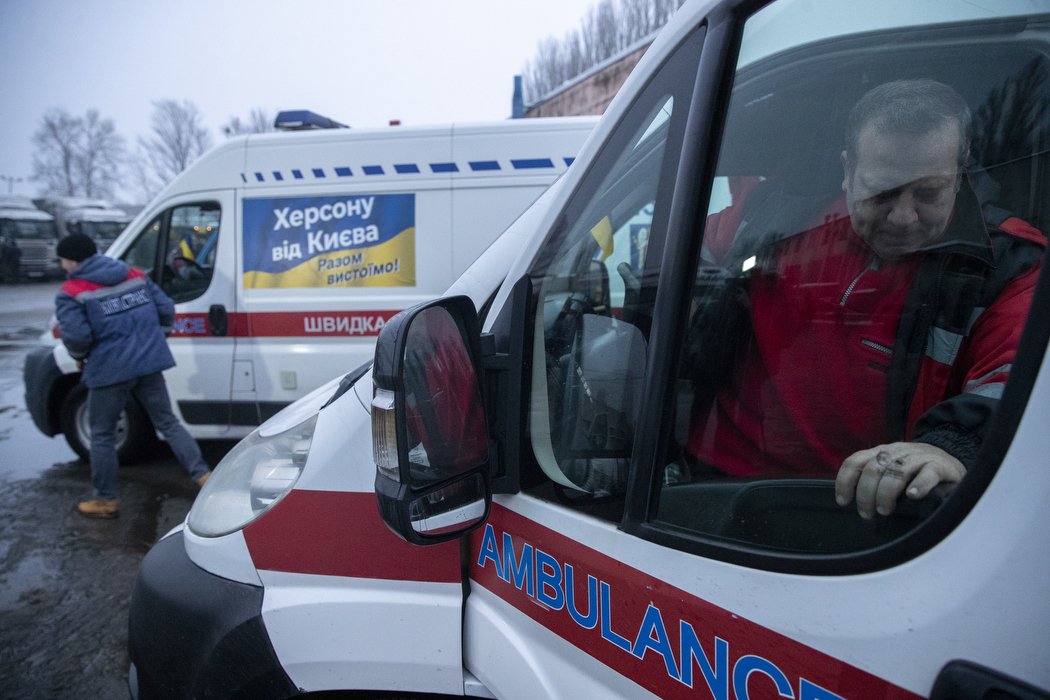 Київ передав звільненому Херсону автобуси, спецтехніку, медичне обладнання, продукти та будматеріали 3