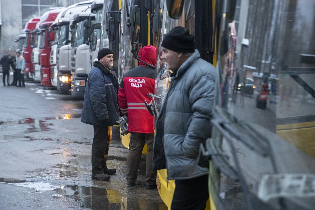 Київ передав звільненому Херсону автобуси, спецтехніку, медичне обладнання, продукти та будматеріали 4