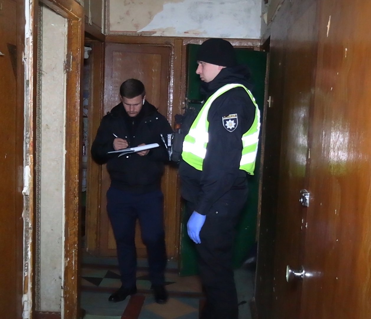 У Києві під час сварки чоловік ножем вдарив рідного брата: потерпілий помер у швидкій 3