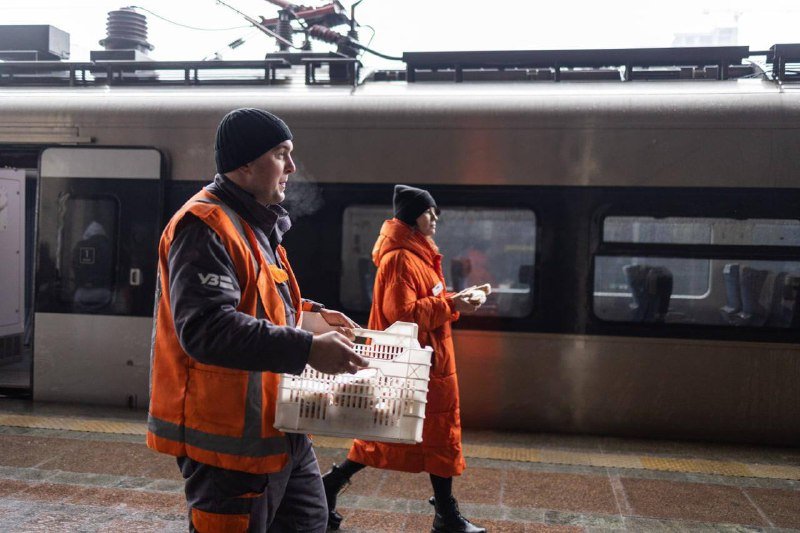 Провели в дорозі майже добу: у Києві рейс з Краматорська зустрічали з чаєм та їжею 3