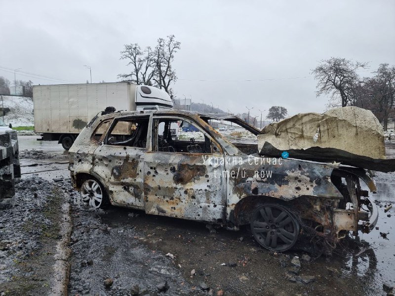 Понівечені автівкі та лампадки: як виглядає місце прильоту ракети в Голосіївському районі Києва 3