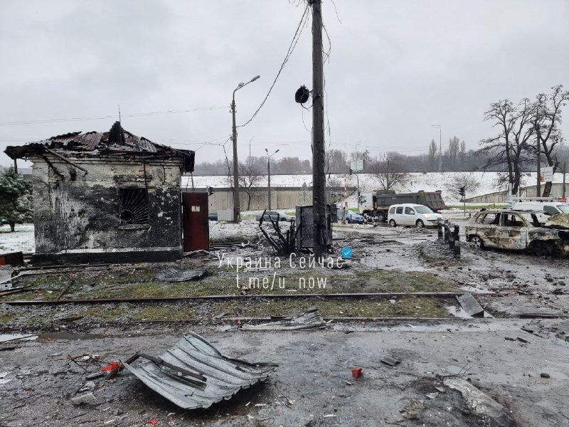 Понівечені автівкі та лампадки: як виглядає місце прильоту ракети в Голосіївському районі Києва 4
