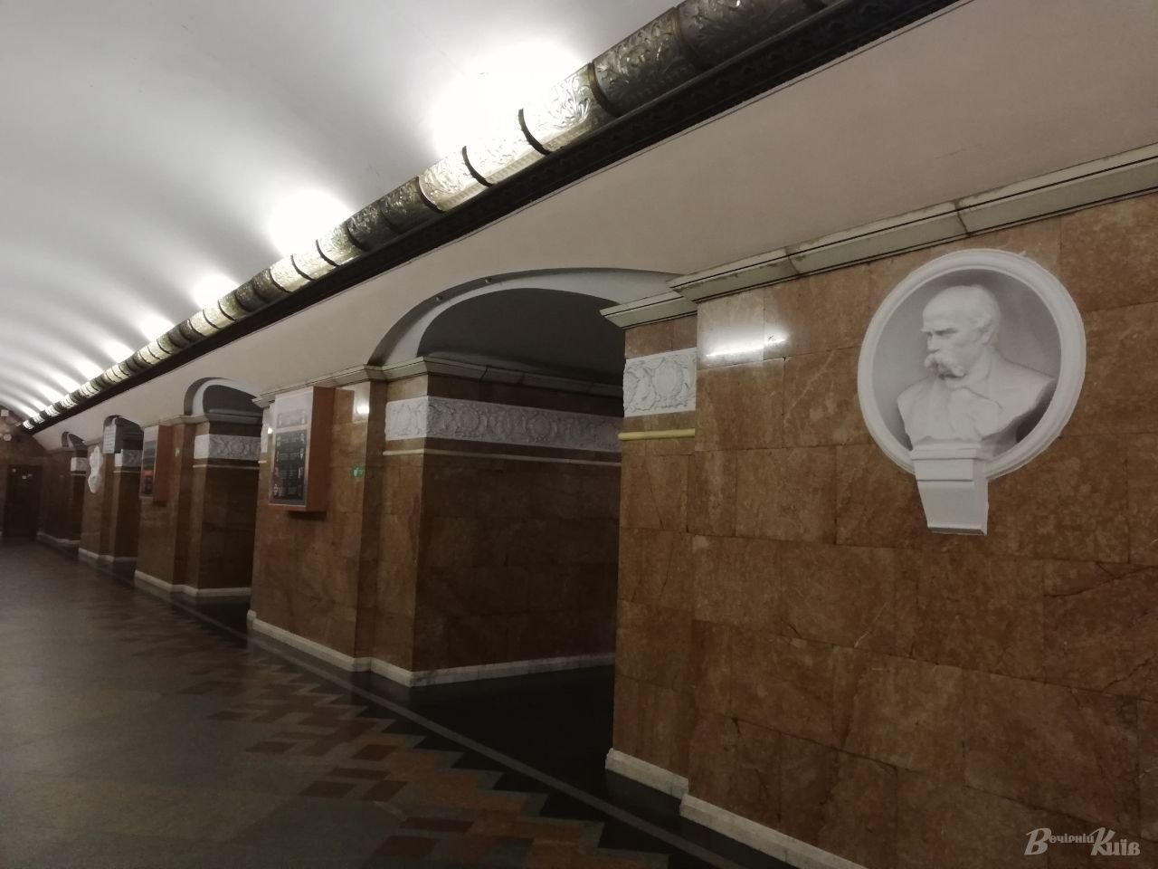 У Києві на станції метро “Університет” замість Пушкіна та Горького тепер інформація, яка рятує життя 3