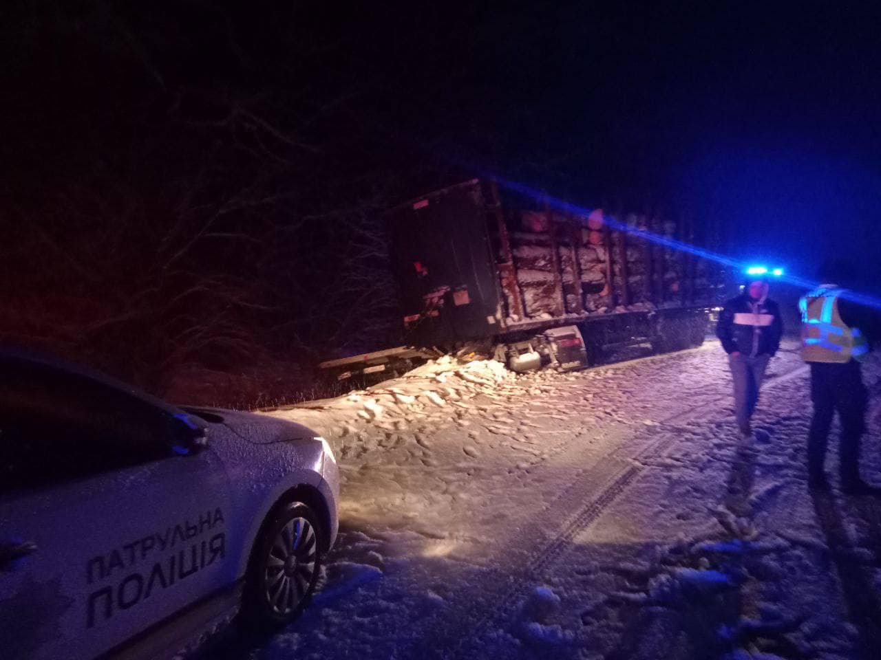 На Київщині лісовоз зіткнувся з вантажівкою: водій IVECO загинув на місці 2