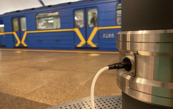 У Києві на станціях метро облаштували точки з USB-зарядками 1