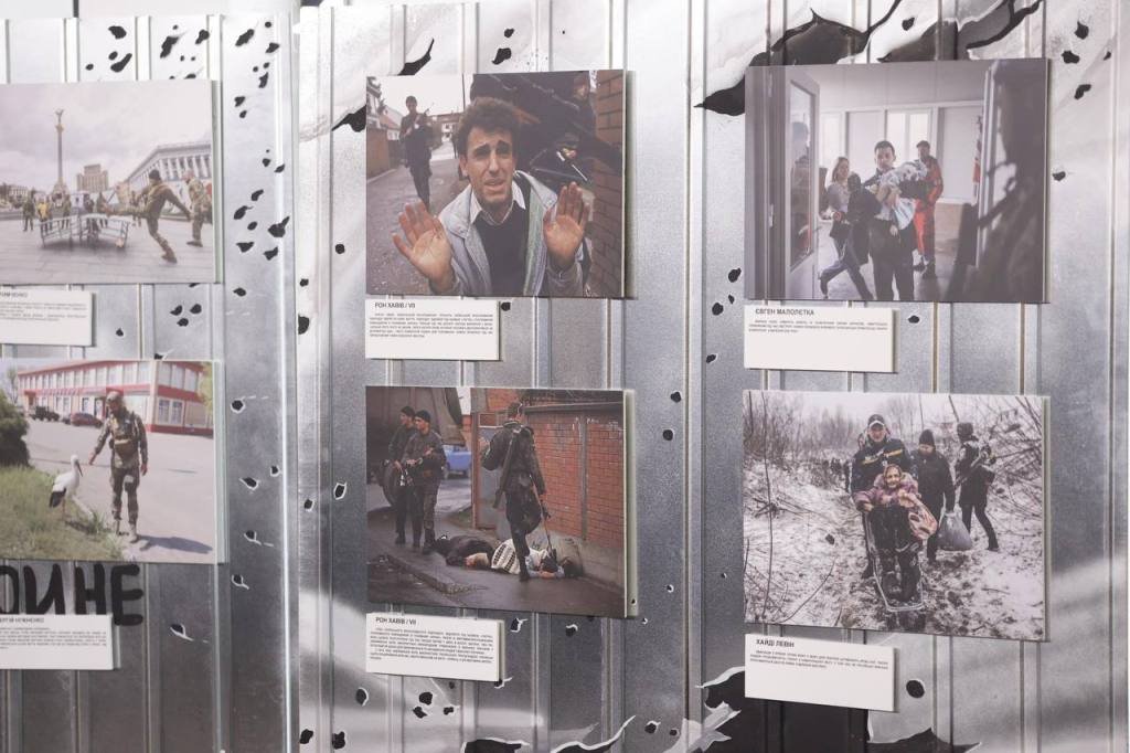 У Києві на "Золотих воротах" виставили фотографії жахів військових конфліктів 1