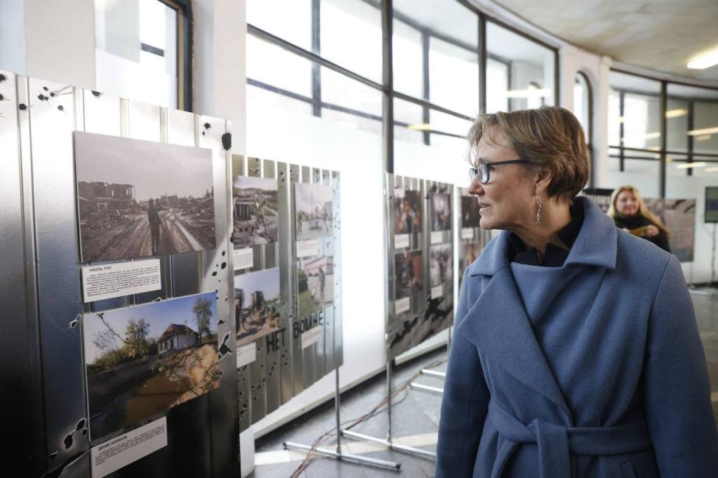 У Києві на "Золотих воротах" виставили фотографії жахів військових конфліктів 4