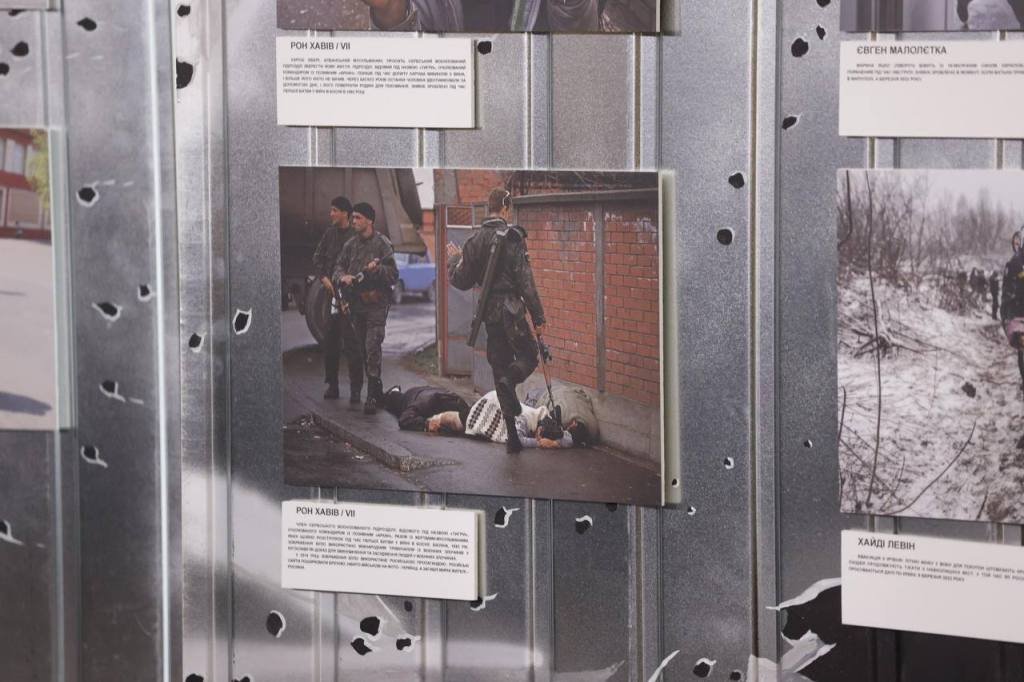 У Києві на "Золотих воротах" виставили фотографії жахів військових конфліктів 5